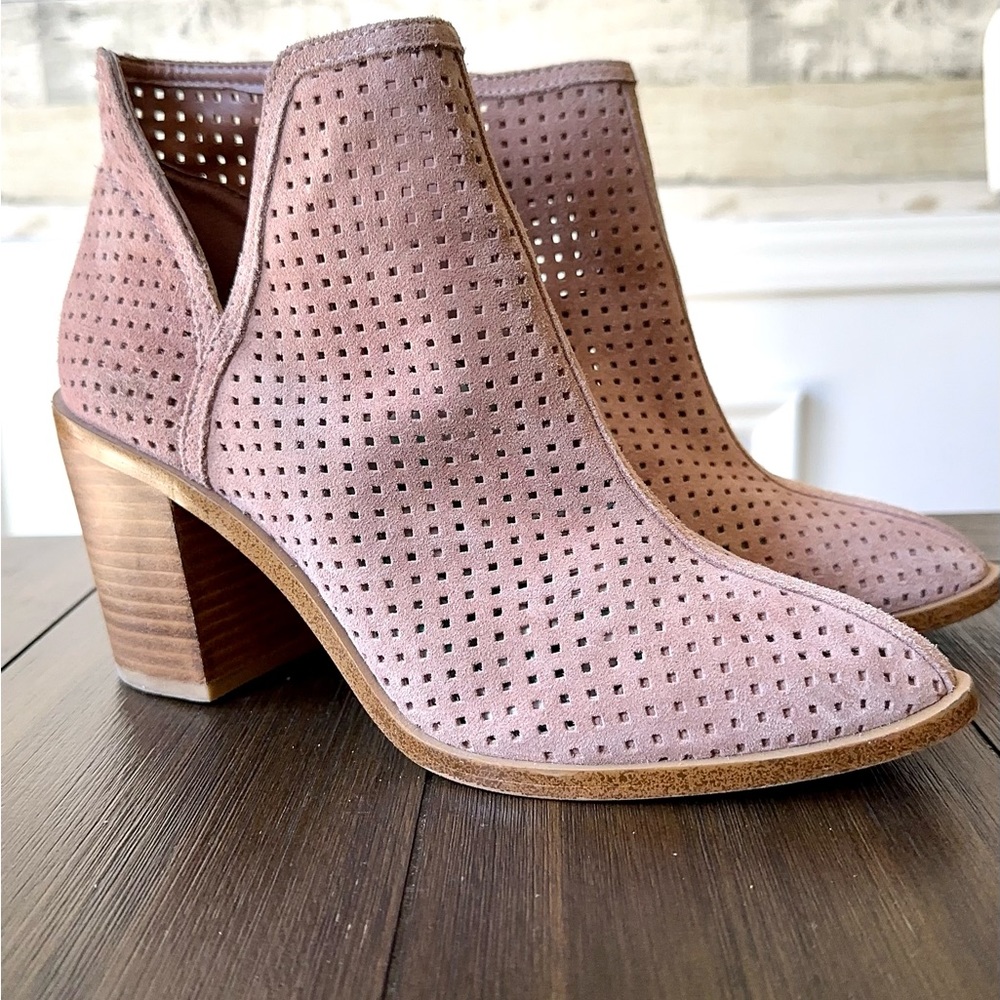1 State Larocka Perforated Mauve/Pink  Suede Stacked Heel Bootie Size 7.5